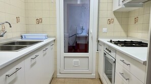 Refrigerador, microondas, horno y cafetera y tetera 