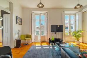 Fernseher, DVD-Player, Bücher