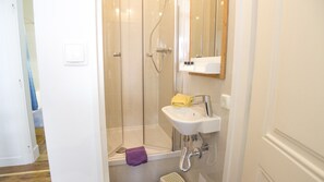 Badekar, hårføner, såpe og sjampo