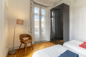 2 chambres, coffres-forts dans les chambres, fer et planche à repasser