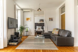 Fernseher, DVD-Player, Bücher