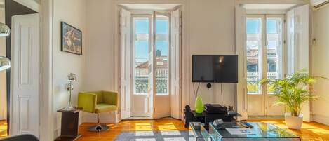 Una televisión, un reproductor de DVD, libros