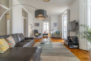 TV, DVD player, books - LV Premier Baixa CN1- AC, elevator, central, views (Lisboa ciudad)