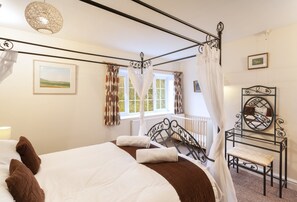 5 quartos, acesso à internet, roupa de cama