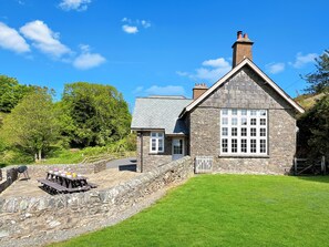 Outdoor dining - The School House, Countisbury (Lynton)