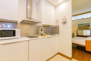 Fridge, microwave, oven, coffee/tea maker