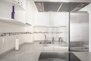 Frigorífico, horno, placa de cocina y lavavajillas