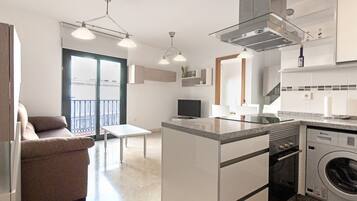 Een koelkast, een oven, een vaatwasser, een koffiezetapparaat/waterkoker