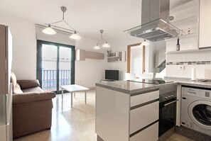 Een koelkast, een oven, een vaatwasser, een koffiezetapparaat/waterkoker