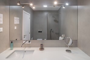 Ducha, secador de pelo, bidet, toallas