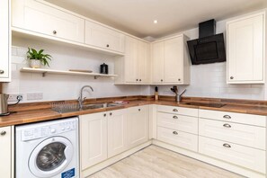 Kjøleskap, mikrobølgeovn, ovn og kjøkkenutstyr