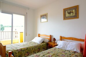 2 bedrooms, iron/ironing board, free WiFi, bed sheets - MAR BLAU L'ESCALA A (L'Escala)