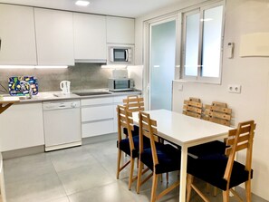 Kühlschrank, Mikrowelle, Wasserkocher mit Kaffee-/Teezubehör