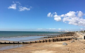 On the beach - Family home overlooking Felpham seafront (Bognor Regis)