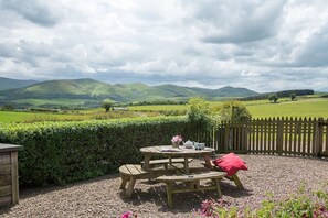 Outdoor dining - BARLEY HILL COTTAGE - Set in Beautiful Unspoilt Countryside with Fabulous Views  (Cornhill-on-Tweed)