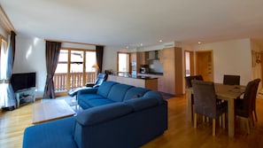 Fernseher, Kamin, DVD-Player