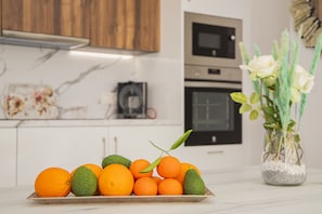 Een koelkast, een microgolfoven, een oven, een vaatwasser