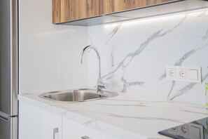 Een koelkast, een microgolfoven, een oven, een vaatwasser