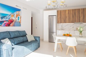 TV - Cubo's Apartamento Perla del Sol 3I / beachfront / free wifi (Torremolinos)