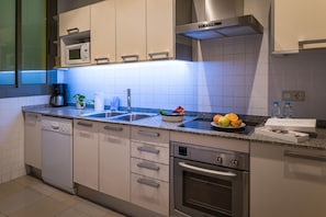 Refrigerador, microondas, horno y lavavajillas