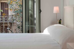 3 bedrooms, iron/ironing board, free WiFi, bed sheets - Alibei 1 - Habitat Apartments (Barcelona)