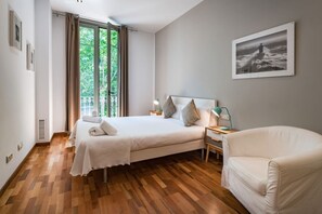 A hotel room with a bed, a chair, a desk, and a window with curtains. - Bright Eixample Flat Alibei 1 Natural Light & AC (Barcelona)