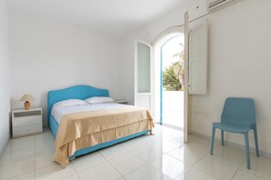 4 makuuhuonetta, silitysrauta/-lauta