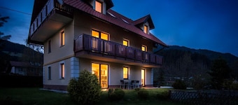 Villa Planina - Pohjakerroksen huoneisto: majoitus jopa 6 hengelle Kranjska Goran ulkopuolella