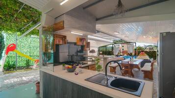 Køleskab, kogeplade, opvaskemaskine, kaffe-/temaskine