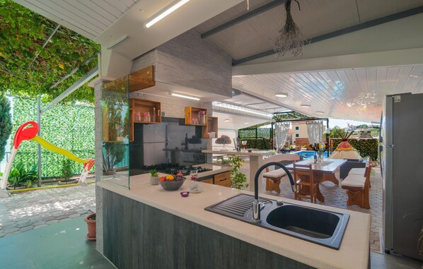 Fridge, stovetop, dishwasher, coffee/tea maker