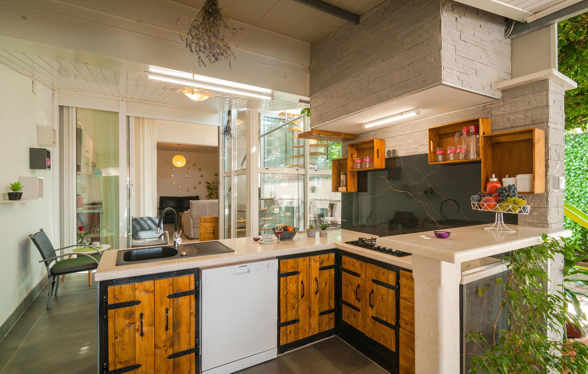 Kylskåp, spishäll, diskmaskin och kaffe- och tebryggare