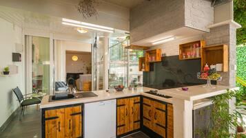 Køleskab, kogeplade, opvaskemaskine, kaffe-/temaskine