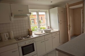 Jääkaappi, mikroaaltouuni, uuni, kahvin-/teenkeitin