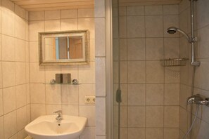 Suihku, hiustenkuivaaja, pyyhkeet, saippua