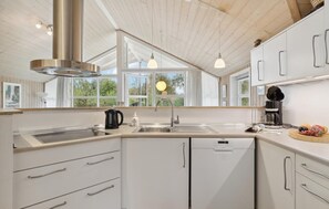 Réfrigérateur, four à micro-ondes, surface de cuisson, lave-vaisselle