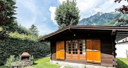 Un mazot mignon et compact, situé dans le domaine d'un chalet historique dans le centre de Chamonix