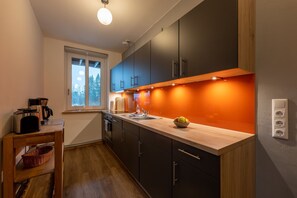 Kühlschrank, Ofen, Geschirrspüler, Wasserkocher mit Kaffee-/Teezubehör