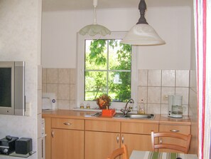 Fridge, oven, coffee/tea maker, electric kettle