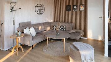 Tv, dvd-afspiller, bordtennisbord