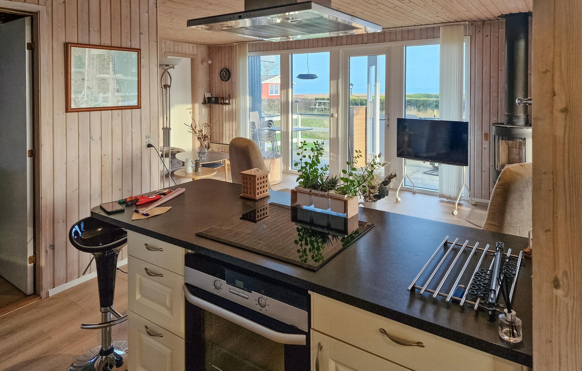 Køleskab, kogeplade, opvaskemaskine, kaffe-/temaskine