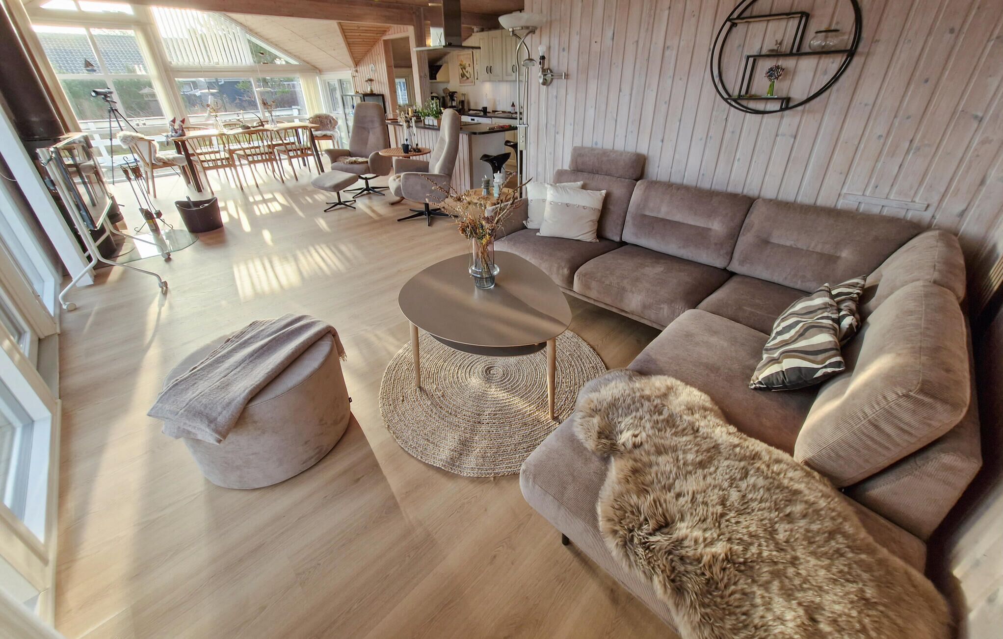 Tv, dvd-afspiller, bordtennisbord