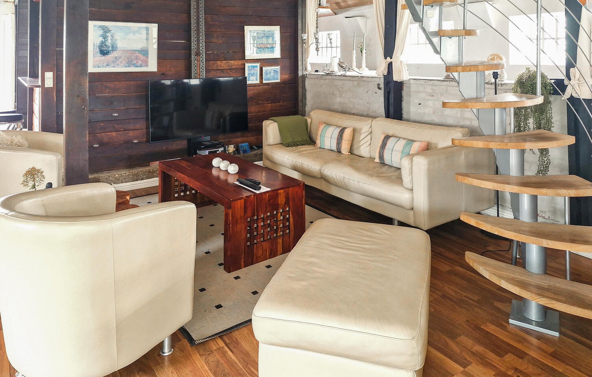 Télévision, lecteur de DVD, table de tennis de table