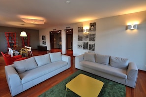 Appartement, 4 chambres | Salle de séjour | Télévision