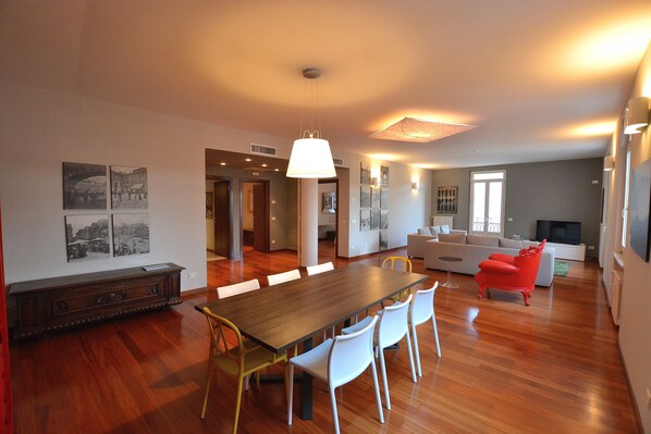 Appartement, 4 chambres | Restauration dans la chambre