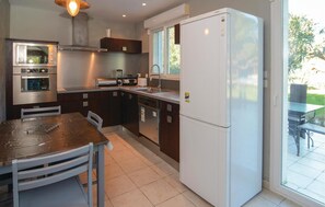 Réfrigérateur, micro-ondes, plaque de cuisson, lave-vaisselle