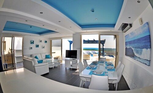 Villa With Private Pool By The Sea