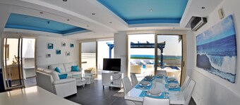 Villa con piscina privada junto al mar