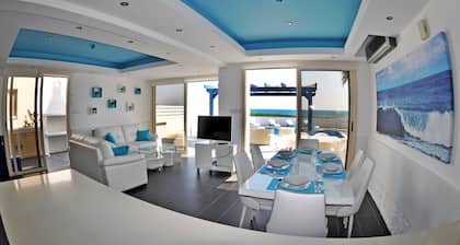 Villa With Private Pool By The Sea