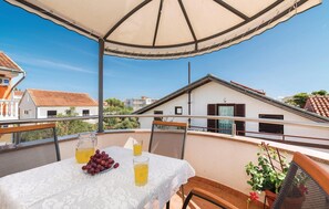 Outdoor dining - 2 bedroom awesome apartment in Srima (Srima)