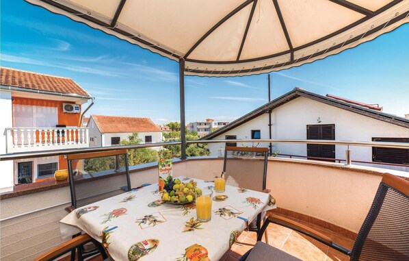 Outdoor dining - 2 bedroom awesome apartment in Srima (Srima)